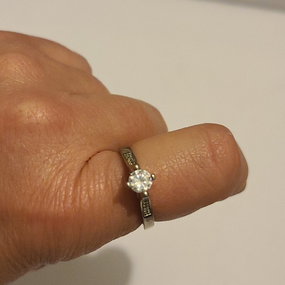 silver ring with cubic zirconia 1c.diamond stone.